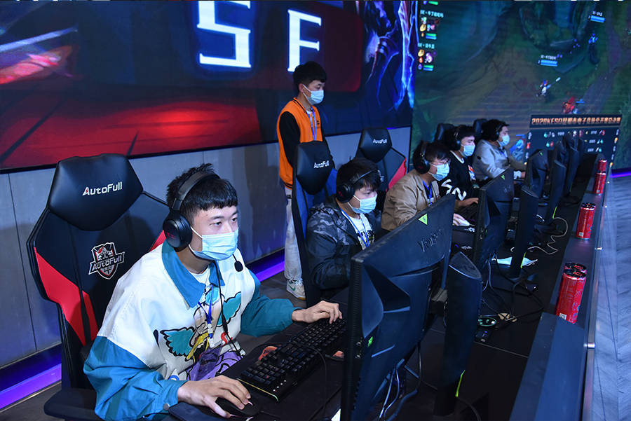 觉得像是在 觉得像是在